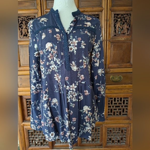 2/$18 Bailey & Chloe Navy Floral Blouse - Picture 2 of 11
